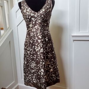 Banana Republic 100% silk fit & Flare sleeveless v-neck abstract print